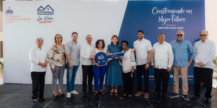 Vicepresidenta Peña y ministro Bonilla entregan 12 nuevas viviendas a familias de San Cristóbal
