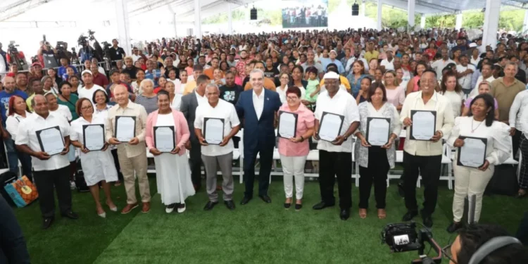 Entregan 2,100 títulos de propiedad en La Guáyiga