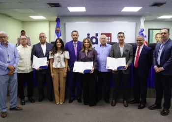 INDOTEL entrega certificados de licencia a nueve empresas televisivas para realizar trasmisiones digitales