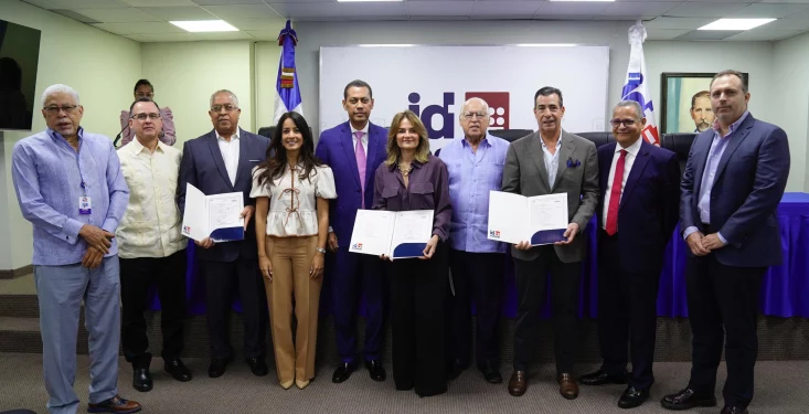INDOTEL entrega certificados de licencia a nueve empresas televisivas para realizar trasmisiones digitales