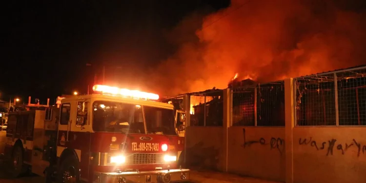 Se origina incendio en el mercado fronterizo de Dajabón
