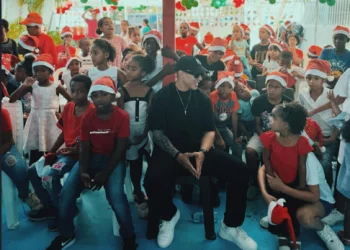 Daddy Yankee celebra la Navidad con niños de su fundación en RD