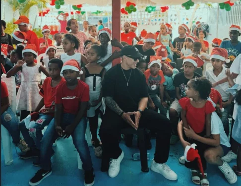 Daddy Yankee celebra la Navidad con niños de su fundación en RD
