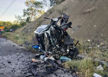 Accidente entre Azua y Baní deja al menos 4 fallecidos y 4 heridos; provoca gigantesco tapón