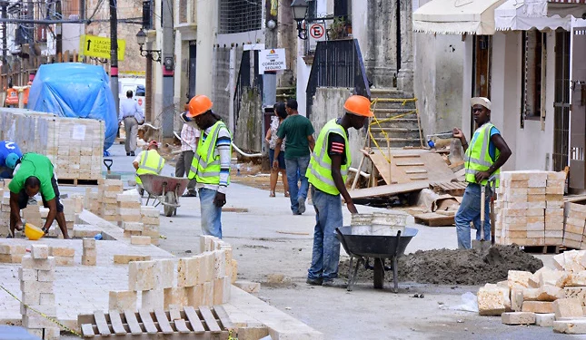 Migración se reúne con productores y constructores para «dominicanizar» esos sectores