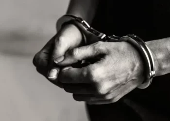 Policía arresta hombre por robo y retiro de dinero fraudulento en Santiago