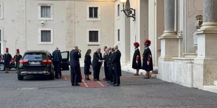 Mulino se reúne con el papa y le regala libros sobre el Canal de Panamá