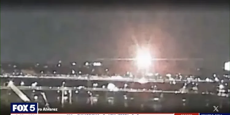 Unas 70 personas involucradas en colisión en el aire entre avión y helicóptero en Washington