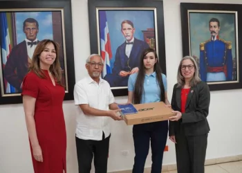 Minerd reconoce a estudiantes y docentes por alcanzar dominio del inglés