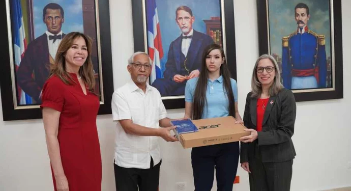 Minerd reconoce a estudiantes y docentes por alcanzar dominio del inglés