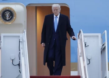 Trump dice que no dará marcha atrás con los aranceles