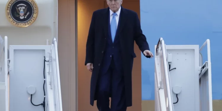 Trump dice que no dará marcha atrás con los aranceles