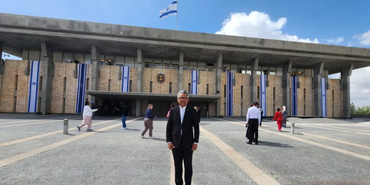 Carlos Peña expone en Parlamento de Israel y fortalece relaciones con RD.