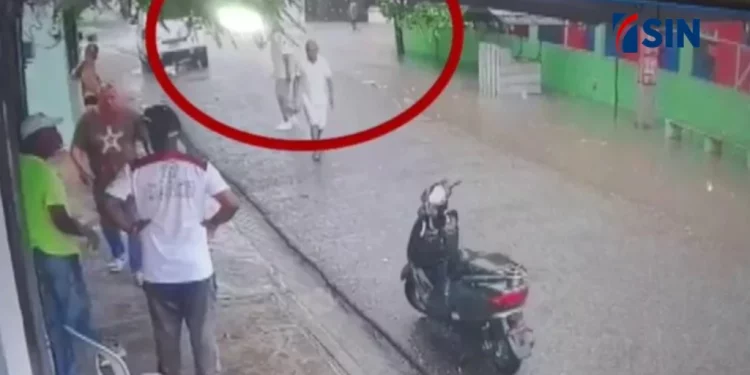 Comunitarios rescatan con vida a niña de 13 años arrastrada por una alcantarilla en Lavapiés