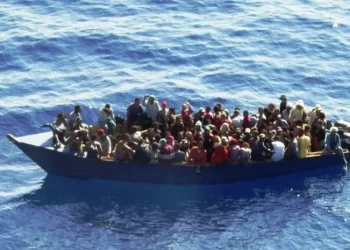 Rescatan a 100 migrantes haitianos de un barco que se hundía en aguas de Islas Caimán