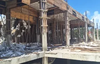 Colapsa techo plaza comercial en construcción en Santiago