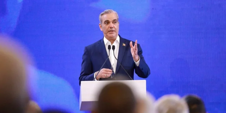 Abinader garantiza cobertura total de SeNaSa durante su mandato