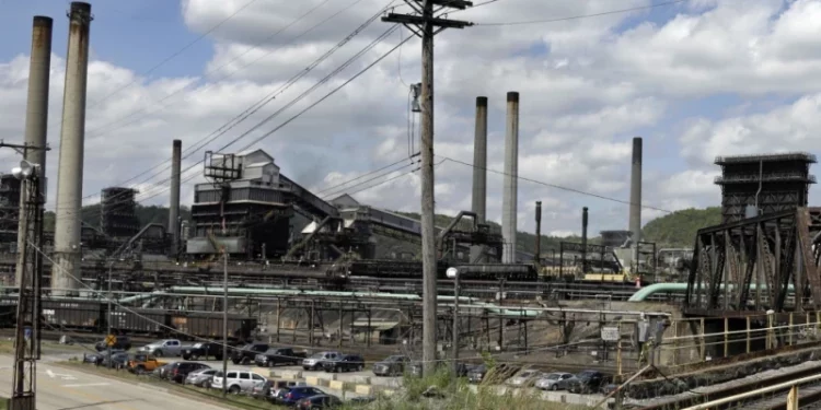 Un muerto, un desaparecido y 10 heridos en explosión de planta de acero en EE.UU.