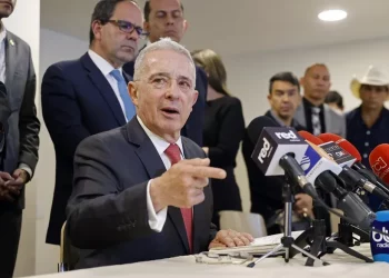 Uribe acusa a Petro de instigar con su discurso el asesinato del senador Uribe Turbay