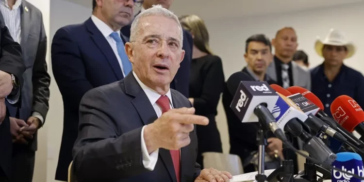 Uribe acusa a Petro de instigar con su discurso el asesinato del senador Uribe Turbay