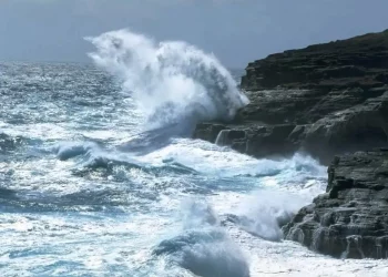 INDOMET prevé oleaje de más de 10 pies y fuertes aguaceros por paso del huracán Erin