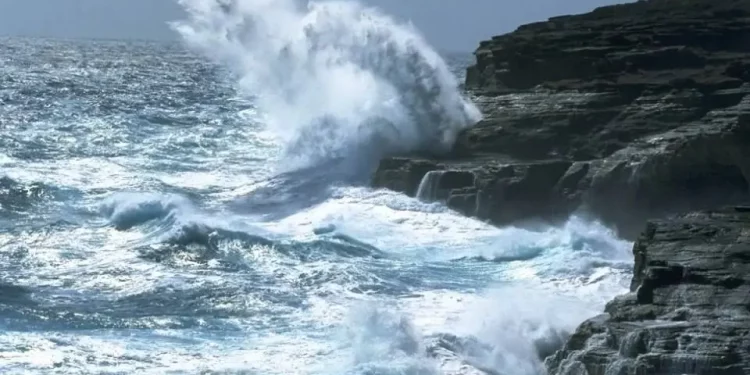 INDOMET prevé oleaje de más de 10 pies y fuertes aguaceros por paso del huracán Erin