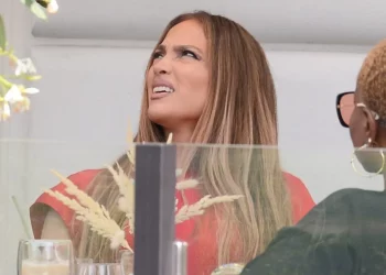 Jennifer Lopez es ignorada en una tienda Chanel y su reacción sorprende