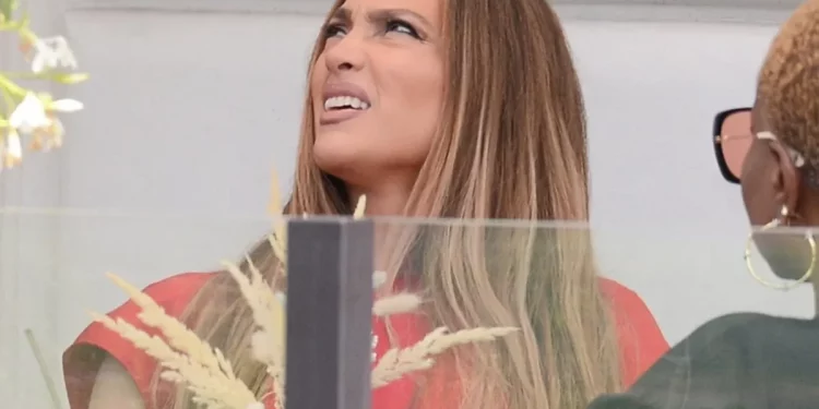 Jennifer Lopez es ignorada en una tienda Chanel y su reacción sorprende