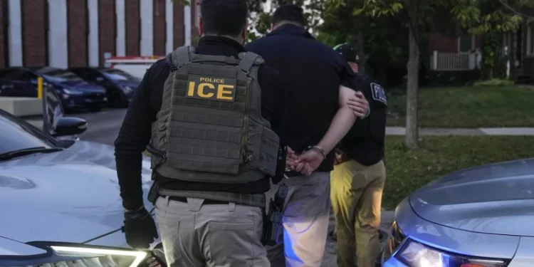 El ICE niega uso de fuerza excesiva mientras amplía arrestos migratorios en Chicago