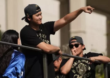 Dodgers celebran históricos títulos consecutivos de la Serie Mundial con desfile en Los Angeles