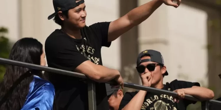 Dodgers celebran históricos títulos consecutivos de la Serie Mundial con desfile en Los Angeles