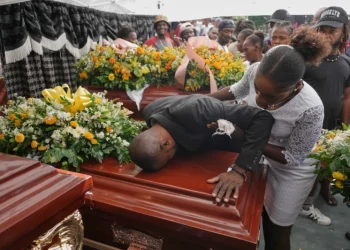 Ciudad del sur de Haití llora a quienes murieron por el impacto del huracán Melissa