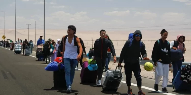 Migrantes indocumentados quedan varados en el desierto en su afán por salir de Chile