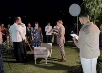 Exembajador de EE. UU. en RD oficia boda entre dos hombres en Santiago