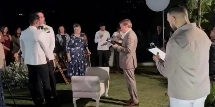 Exembajador de EE. UU. en RD oficia boda entre dos hombres en Santiago