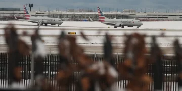 Viajeros en Chicago lidian con cancelación y retraso de vuelos tras tormenta invernal