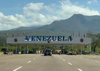 Pasajeros improvisan rutas por tierra y líneas locales ante crisis de vuelos en Venezuela