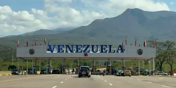 Pasajeros improvisan rutas por tierra y líneas locales ante crisis de vuelos en Venezuela