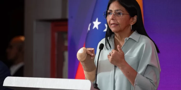 Venezuela dice que "el enemigo no descansa" y pide a trabajadores petroleros estar alerta