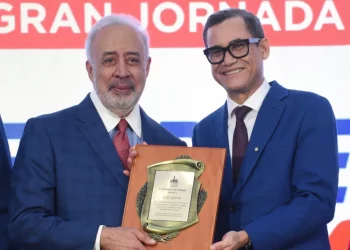 Trabajo reconoce trayectoria empresarial de Félix García en jornada “Tu Empleo Está Aquí” en Santiago