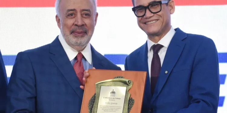 Trabajo reconoce trayectoria empresarial de Félix García en jornada “Tu Empleo Está Aquí” en Santiago