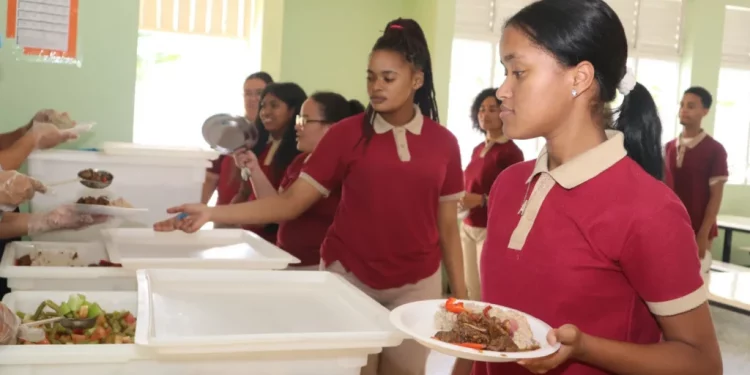 INABIE reduce sal y mantiene bajo control el azúcar en el menú escolar para los 2.1 millones de beneficiarios