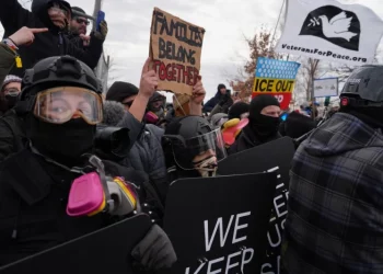 Policía arresta a docenas de manifestantes en protesta por la muerte de Renee Good en Minneapolis