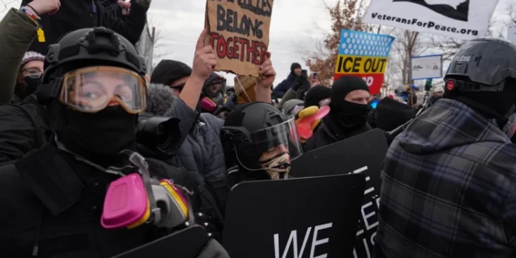 Policía arresta a docenas de manifestantes en protesta por la muerte de Renee Good en Minneapolis