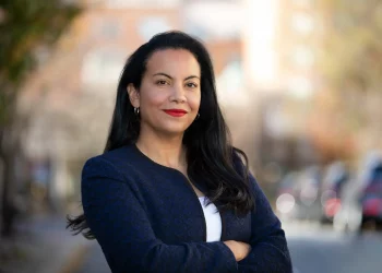 Dominicana lidera reñida primaria demócrata por un escaño en el Congreso de EE. UU.