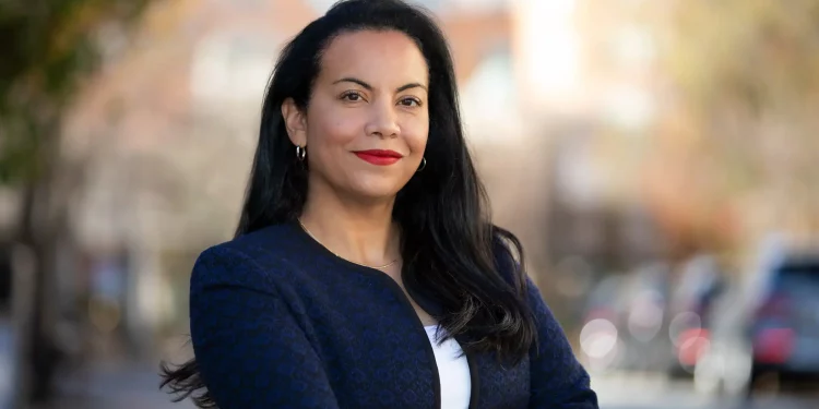 Dominicana lidera reñida primaria demócrata por un escaño en el Congreso de EE. UU.