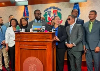 Padres que incumplan pensión alimenticia no podrán obtener licencia ni salir de RD, según proyecto