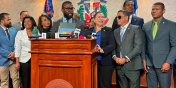 Padres que incumplan pensión alimenticia no podrán obtener licencia ni salir de RD, según proyecto