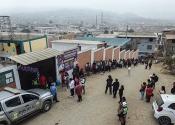 Perú abre un día tarde colegios para 52.000 electores que se quedaron sin votar el domingo