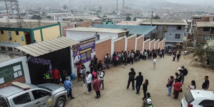 Perú abre un día tarde colegios para 52.000 electores que se quedaron sin votar el domingo